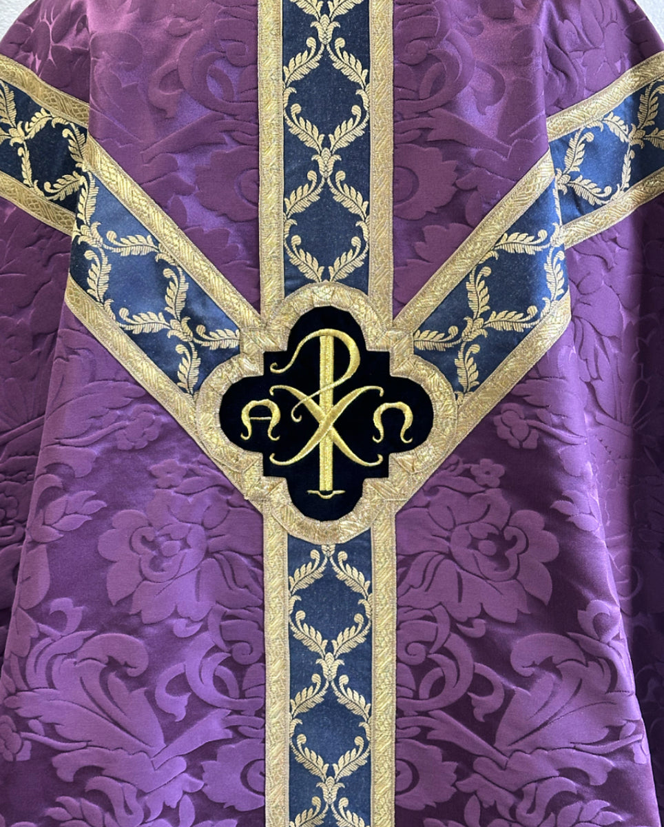 Chi Rho Gothic Revival – Sacra Domus Aurea